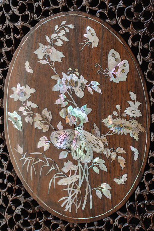 【已售】独角鹿西洋古董20世纪初中国出品卷叶龙纹酸枝木精雕装饰东方花蝶主题螺钿镶嵌边柜 商品图8