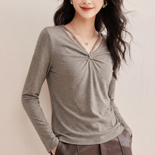 「自j」全新升级【铂金会员128/天猫169/差价41】(03542)洛诗琳新款小别致挂脖扭结V领长袖T恤2026春季正肩显瘦上衣 商品图1