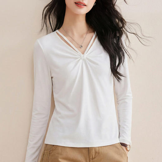 「自j」全新升级【铂金会员128/天猫169/差价41】(03542)洛诗琳新款小别致挂脖扭结V领长袖T恤2026春季正肩显瘦上衣 商品图3