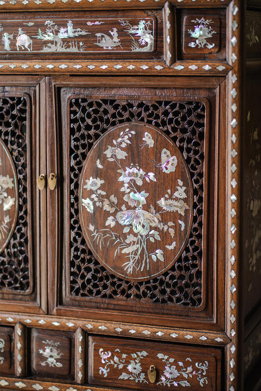 【已售】独角鹿西洋古董20世纪初中国出品卷叶龙纹酸枝木精雕装饰东方花蝶主题螺钿镶嵌边柜 商品图5