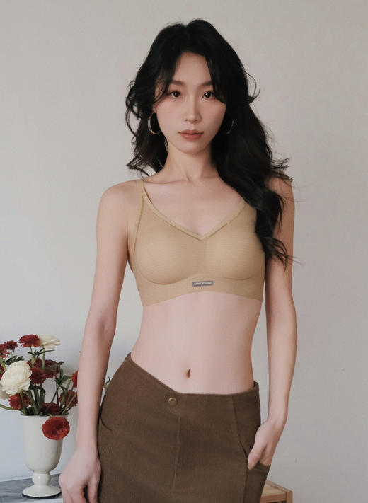 官网690！C家简约格纹光面V领舒适内衣女 隐形轻盈透气百搭软支撑聚拢无痕文胸 商品图3