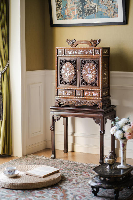 【已售】独角鹿西洋古董20世纪初中国出品卷叶龙纹酸枝木精雕装饰东方花蝶主题螺钿镶嵌边柜 商品图0