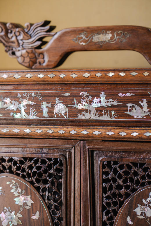 【已售】独角鹿西洋古董20世纪初中国出品卷叶龙纹酸枝木精雕装饰东方花蝶主题螺钿镶嵌边柜 商品图7