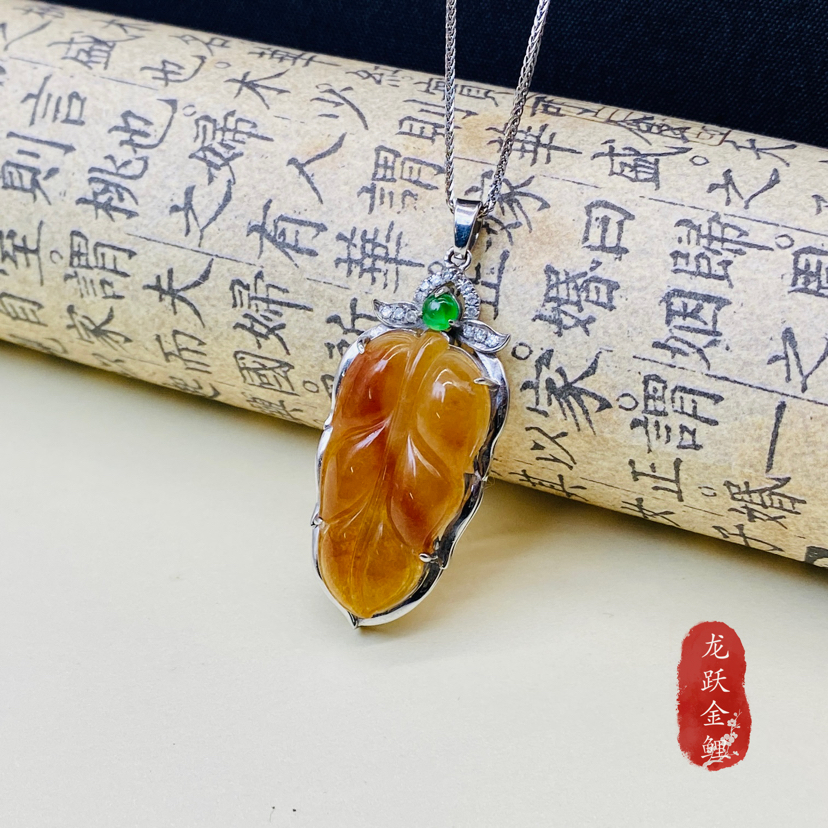 18K金黄翡吊坠；6.1克