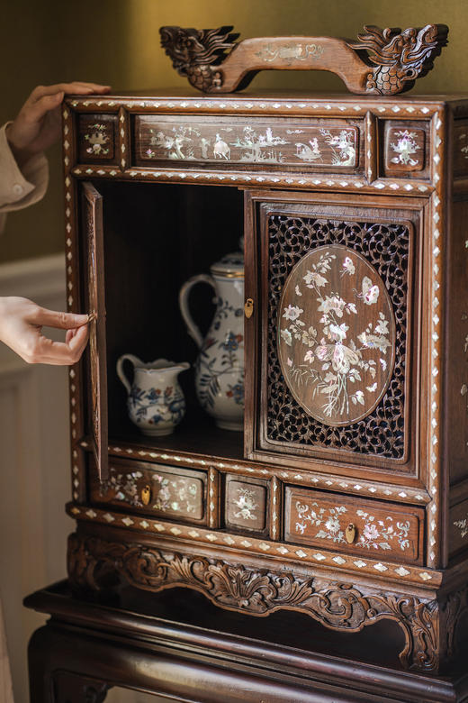 【已售】独角鹿西洋古董20世纪初中国出品卷叶龙纹酸枝木精雕装饰东方花蝶主题螺钿镶嵌边柜 商品图2