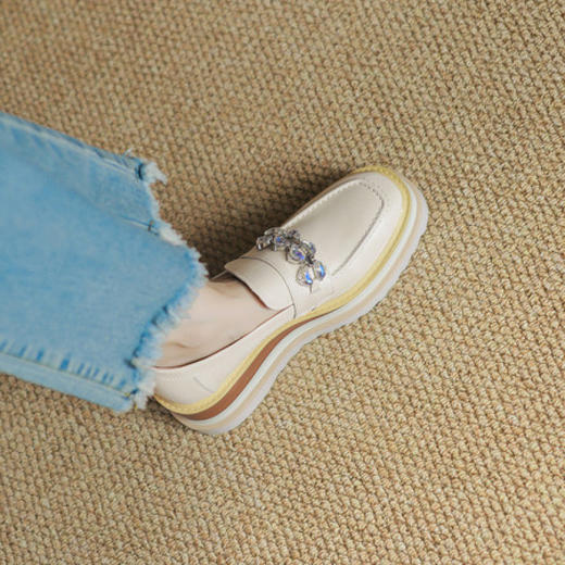 [预售5天]英伦风厚底松糕鞋女百搭真皮米白色坡跟高跟乐福单鞋ZMXY&ZM2594-1 商品图1