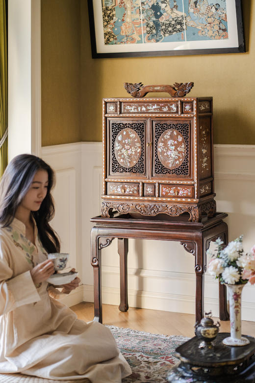 【已售】独角鹿西洋古董20世纪初中国出品卷叶龙纹酸枝木精雕装饰东方花蝶主题螺钿镶嵌边柜 商品图1