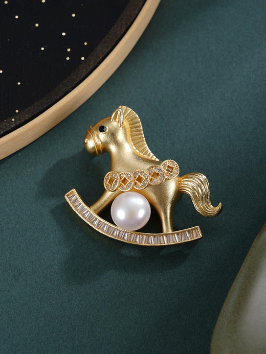 子佩集【马上添财】珍珠惜王妃胸针【XXXZ244】9mm珠镀金马五钱币2601 商品图4