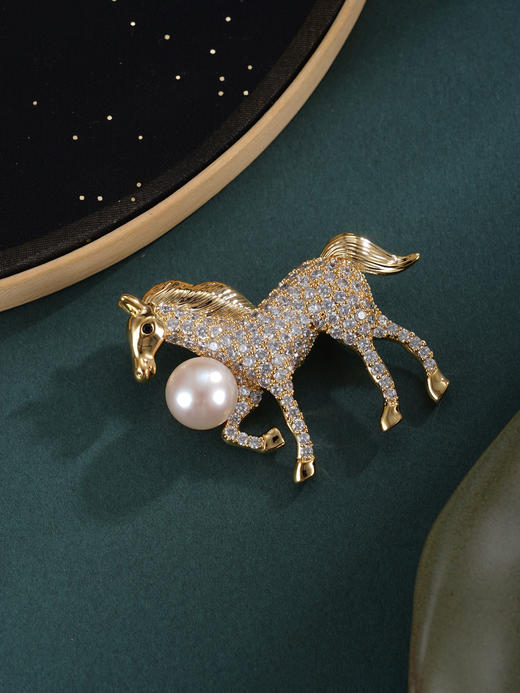 子佩集【马上圆梦】珍珠惜王妃胸针【XXXZ243】10mm珠镀金骏马2601 商品图3