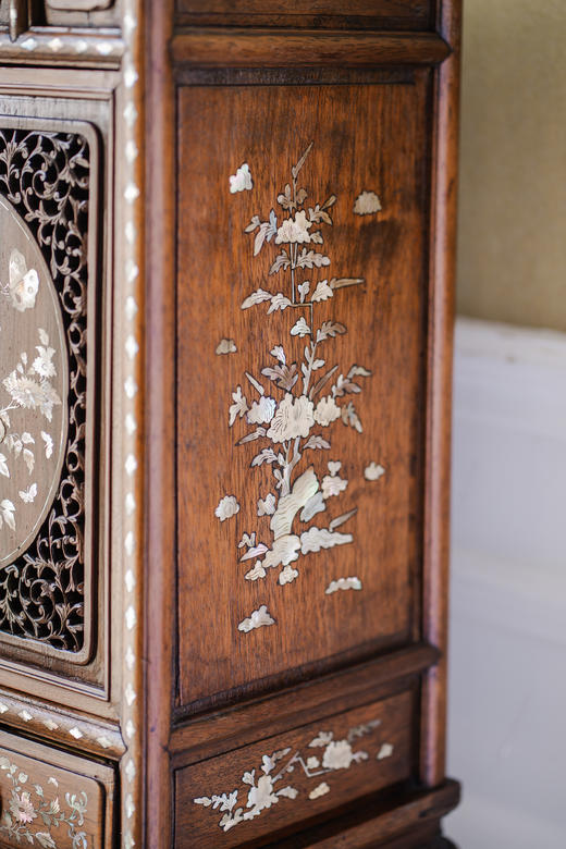 【已售】独角鹿西洋古董20世纪初中国出品卷叶龙纹酸枝木精雕装饰东方花蝶主题螺钿镶嵌边柜 商品图6