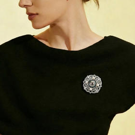 “莲花拥墨”大溪地珍珠胸针