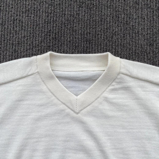 日单男士高尔夫针织毛衣，原本是普利司通出口日本订单，管控问题还没绣标就搞出来了。无logo无领标介意的慎拍 
尺码L XL (L 胸围112，XL 胸围116) 商品图3