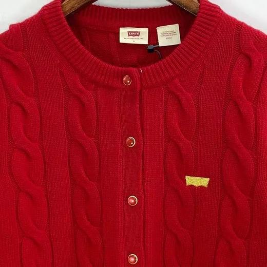 【春上新】【新品】6楼李维斯新年款大红开衫006Q60000 吊牌价799 商品图2