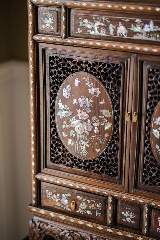 【已售】独角鹿西洋古董20世纪初中国出品卷叶龙纹酸枝木精雕装饰东方花蝶主题螺钿镶嵌边柜 商品图4