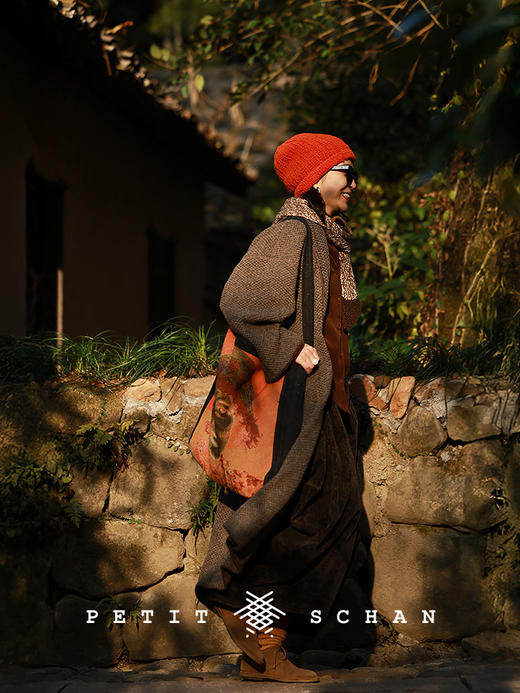 Petit Schan小闪 CLO#1019 Keep it low-key 无需声张 进口美利奴羊毛混纺贝壳绣浴袍式腰带针织长大衣 商品图3