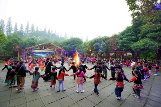 已成团1.17崇州【探秘彝族文化】民族服装体验名族文化，穿越丛林栈道，非遗漆器绘画，民族特色长桌宴，篝火晚会，载歌载舞解锁千年文明！ 商品图6