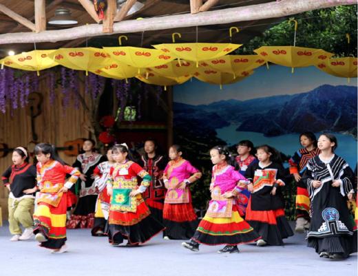 已成团1.17崇州【探秘彝族文化】民族服装体验名族文化，穿越丛林栈道，非遗漆器绘画，民族特色长桌宴，篝火晚会，载歌载舞解锁千年文明！ 商品图8