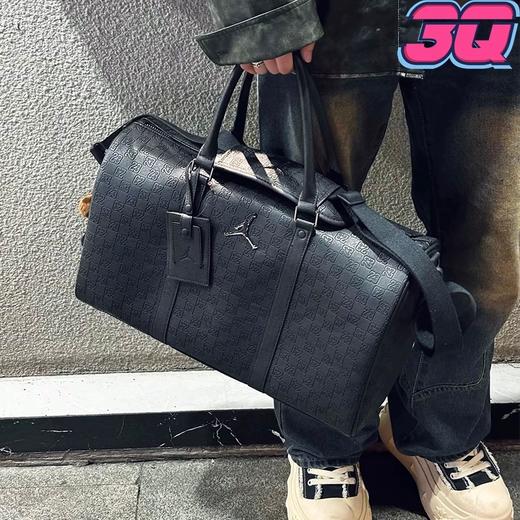 .毒家  越南回货！Jordan 乔丹飞人PU 单肩健身包 可手提！斜挎！容量25L！ 男女同款情侣款 黑色！！ 尺寸：47X20.3X26.7CM 商品图0