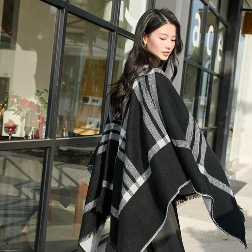 三彩2026新款复古黑白格纹针织披肩外搭皮扣氛围感廓形流苏斗篷女 商品图3