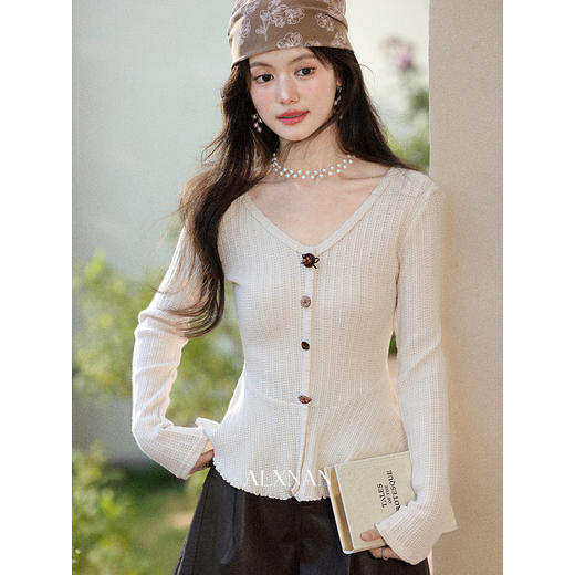 鹿向南「绒絮衬光」不规则花边燕麦色V领长袖T恤女春季显瘦上衣 商品图1