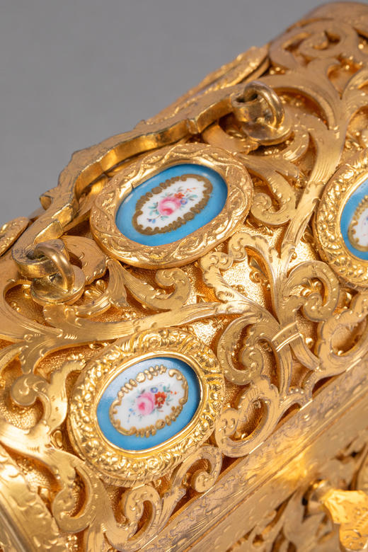 独角鹿西洋古董20世纪法国出品古典卷叶纹铜鎏金精雕镶嵌花卉主题手绘瓷面画珍宝盒 商品图6