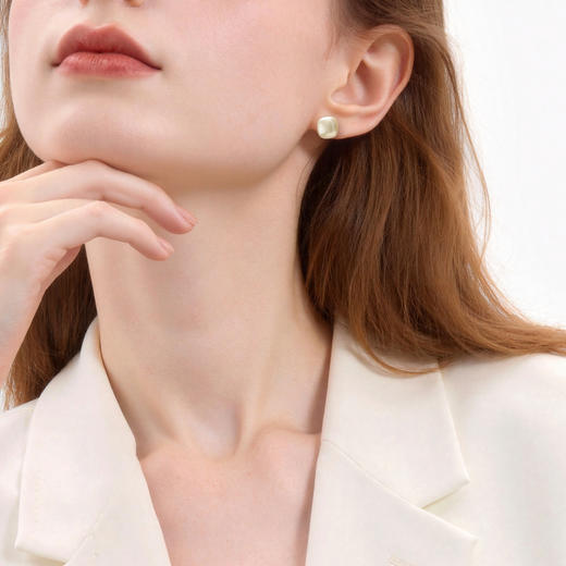 三彩2026新款极简方形珍珠豆豆耳钉基础款温柔光面小巧基础百搭 商品图1