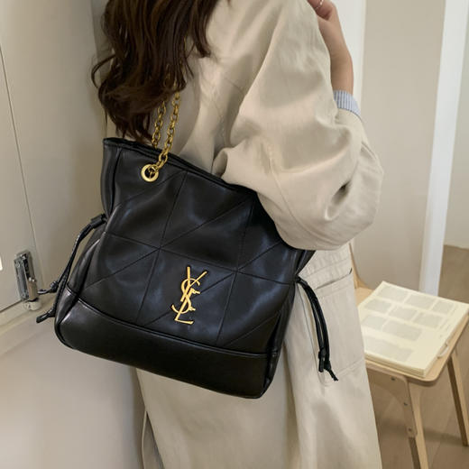 【原创爆款❗️条麂皮抽绳福袋包】设计感十足自带秋冬氛围感，精致好看久背不过时，多色可选彰显个性魅力，2025新款链古铜色五金时尚百搭单肩托特包 商品图2