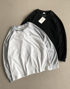 原单正品 KL可隆加绒打底衫，男女同款，少见的一种面料，非常柔软贴身必备，内里是薄绒，暖暖的很贴肤，插肩袖设计，宽松版型！
颜色：黑色灰白拼色
尺码：SMLXLXXL