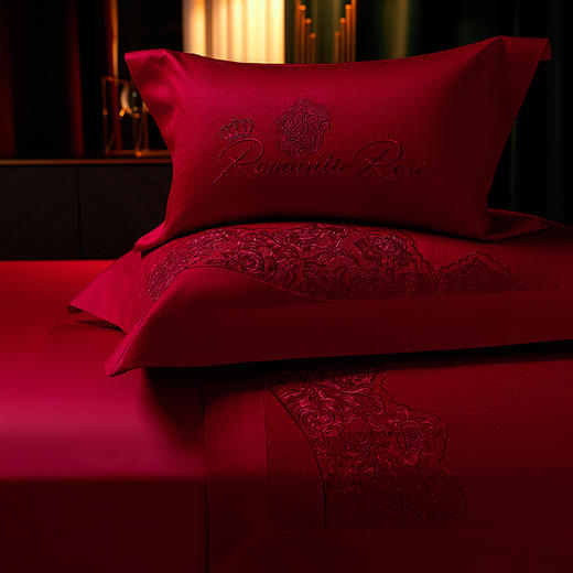 多喜爱 喜玫瑰 80S厚织提花八件套 欢悦于爱【B面60S新绒棉】 【玫瑰花刺绣】【拼框工艺】【拉杆箱包装】色泽亮丽 垂坠感佳 商品图4