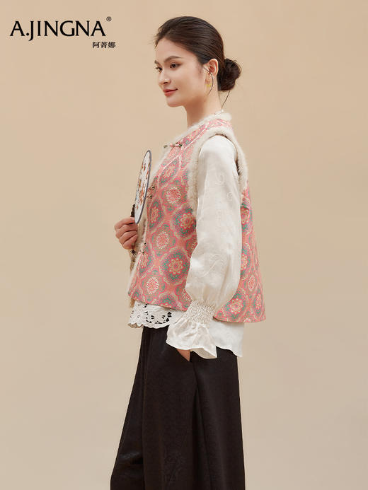 【国风马甲】阿菁娜冬季新款新年国风战袍提花毛边马甲盘扣设计团花寓意吉祥轻奢氛围外套F30D203017 商品图3