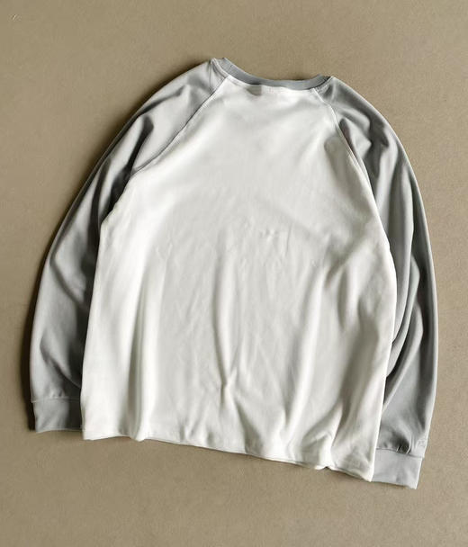 原单正品 KL可隆加绒打底衫，男女同款，少见的一种面料，非常柔软贴身必备，内里是薄绒，暖暖的很贴肤，插肩袖设计，宽松版型！
颜色：黑色灰白拼色
尺码：SMLXLXXL 商品图3