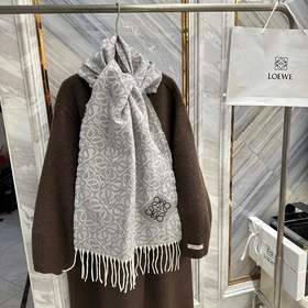 F011378冬季浅灰色满印提花羊绒刺绣围巾披肩