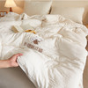 莱丝娜新疆棉花被；整张被长绒棉填充，蓬松不压身，不结团好打理。A类天然亲肤棉，冬暖夏舒不闷汗；毛巾绣工艺点缀，四角固定位 商品缩略图3