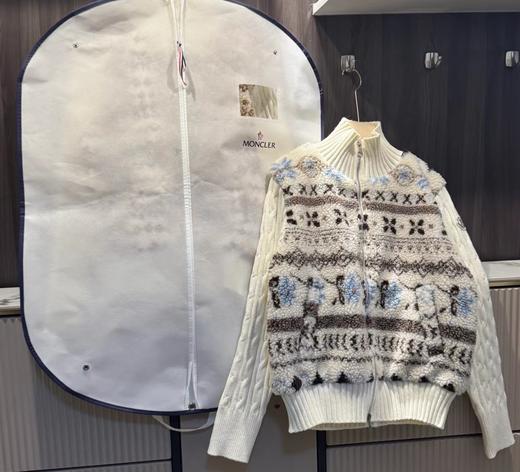 F011335费尔岛针织拼接羊羔毛的假两件式立领拉链款外套 商品图5