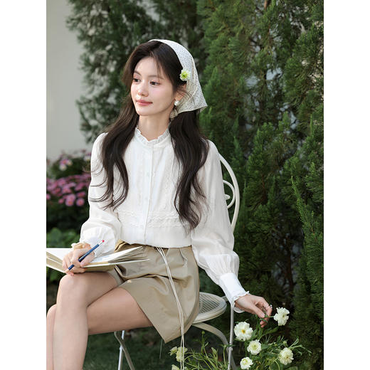 鹿向南「清韵芳姿」杏色半高领衬衫女春季减龄洋气内搭长袖款上衣 商品图1