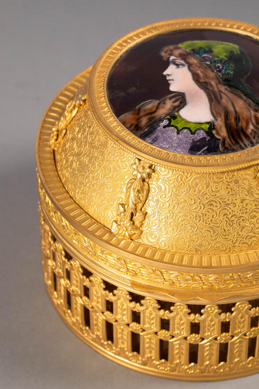 独角鹿西洋古董20世纪法国出品花卉卷叶纹铜鎏金精雕镶嵌少女侧容主题手绘细密画珍宝盒 商品图4