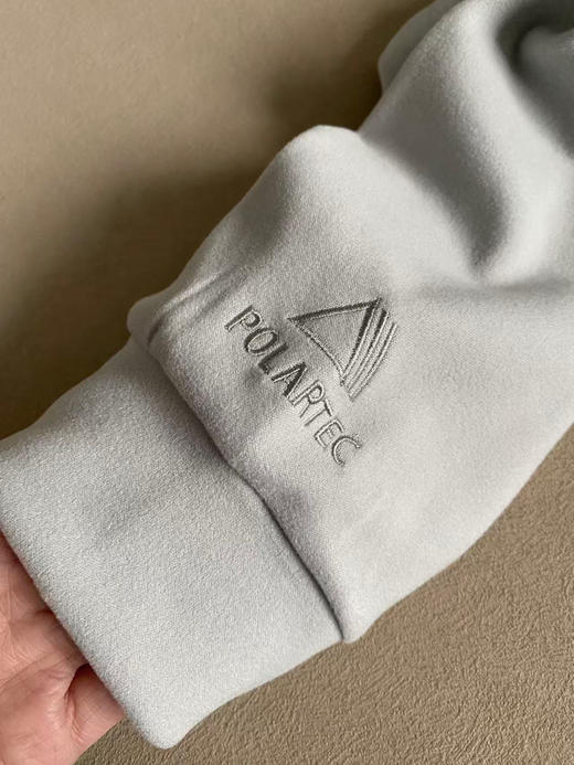 原单正品 KL可隆加绒打底衫，男女同款，少见的一种面料，非常柔软贴身必备，内里是薄绒，暖暖的很贴肤，插肩袖设计，宽松版型！
颜色：黑色灰白拼色
尺码：SMLXLXXL 商品图8