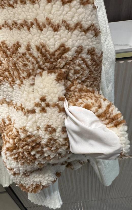 F011335费尔岛针织拼接羊羔毛的假两件式立领拉链款外套 商品图13