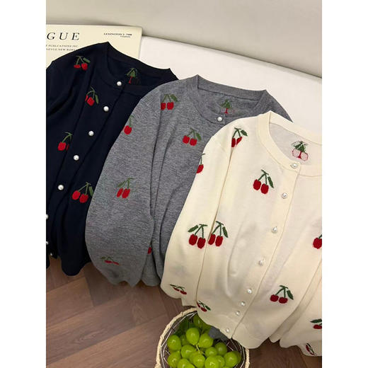 「高货rp」全新升级【铂金会员293/天猫389/差价96】(14533)洛诗琳法式樱桃提花针织开衫2026春季珍珠扣精纺羊毛衫 商品图1