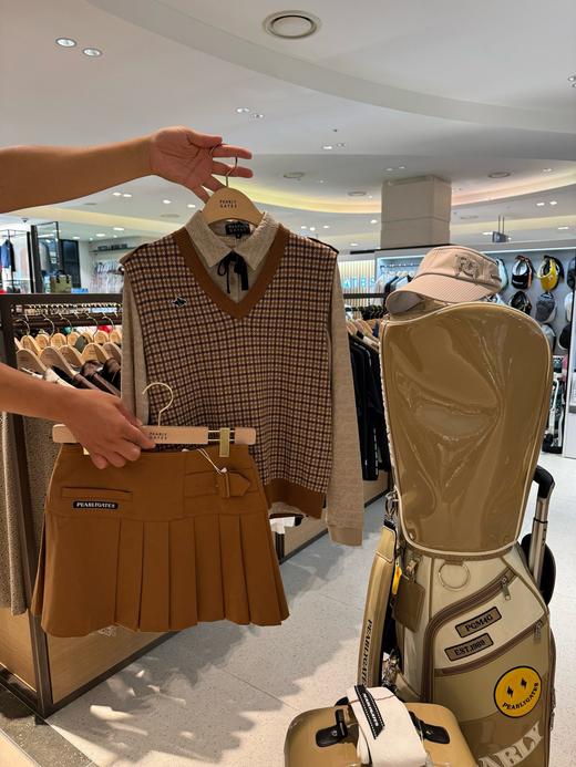 PG家新款早春女士v领针织毛衣背心来啦！渠道高品质❗️早春新款把学院风推到了一个更为精致和细腻的高度！色调modern，版型包容且符合当下trend， 而且适配度极高，自成一个美学体系，真的很棒 ！ 商品图1