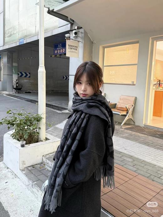 F011322冬季气质单品精典满印老花字母披肩流苏围巾 商品图2