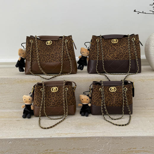 【原创爆款❗️豹纹单肩托特包】复古潮流松弛又时尚，日常出门随手一挎，采用柔软的皮革款，久背不过时，2026新款撞色复古链条单肩腋下包手提斜挎单肩包包QQ 商品图3