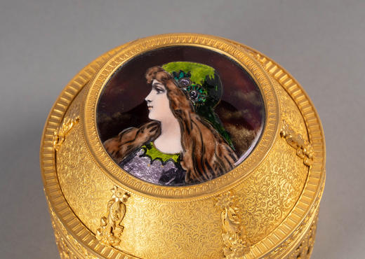 独角鹿西洋古董20世纪法国出品花卉卷叶纹铜鎏金精雕镶嵌少女侧容主题手绘细密画珍宝盒 商品图5