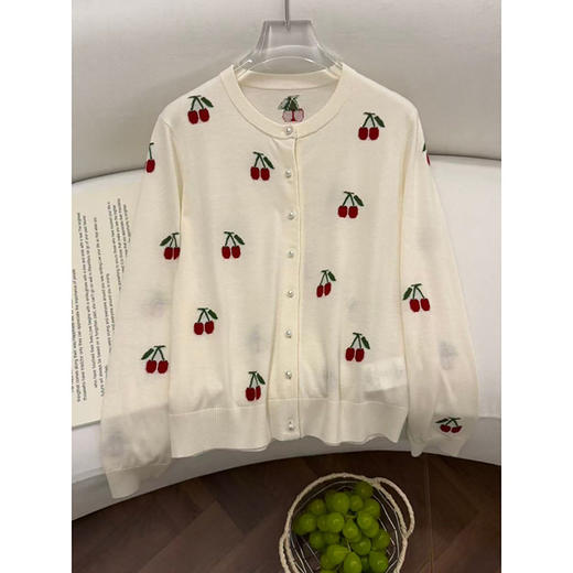 「高货rp」全新升级【铂金会员293/天猫389/差价96】(14533)洛诗琳法式樱桃提花针织开衫2026春季珍珠扣精纺羊毛衫 商品图3