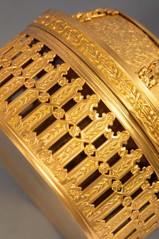 独角鹿西洋古董20世纪法国出品花卉卷叶纹铜鎏金精雕镶嵌少女侧容主题手绘细密画珍宝盒 商品图6