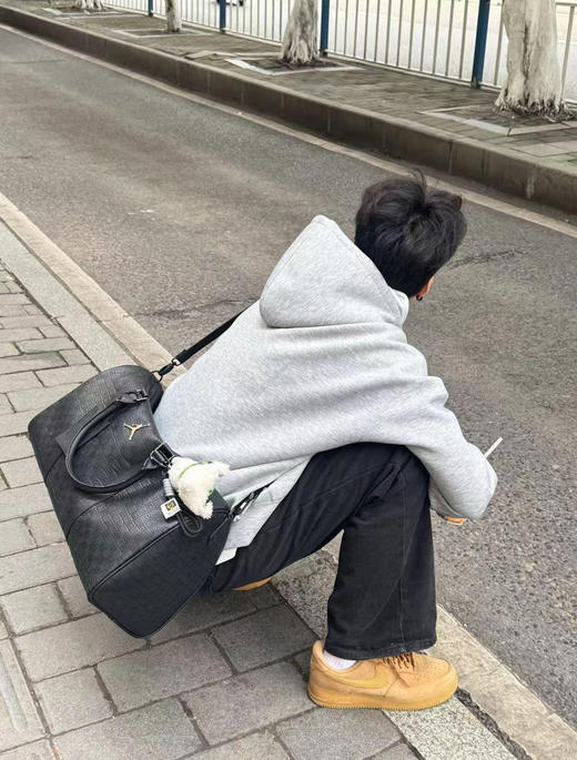 .毒家  越南回货！Jordan 乔丹飞人PU 单肩健身包 可手提！斜挎！容量25L！ 男女同款情侣款 黑色！！ 尺寸：47X20.3X26.7CM 商品图2