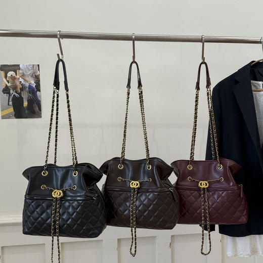 【时尚菱格❗️小香风托特包】精致好看久背不过时，大容量日常很够用，舒适肩带优质材质，多色可选彰显个性魅力，容量水桶包2025新款时尚通勤单肩腋下包QQ 商品图2