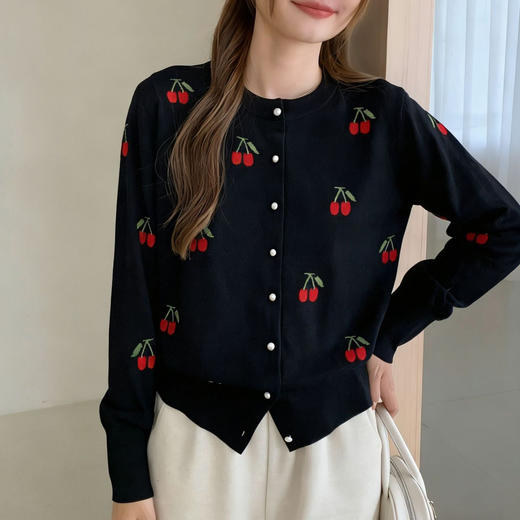 「高货rp」全新升级【铂金会员293/天猫389/差价96】(14533)洛诗琳法式樱桃提花针织开衫2026春季珍珠扣精纺羊毛衫 商品图0