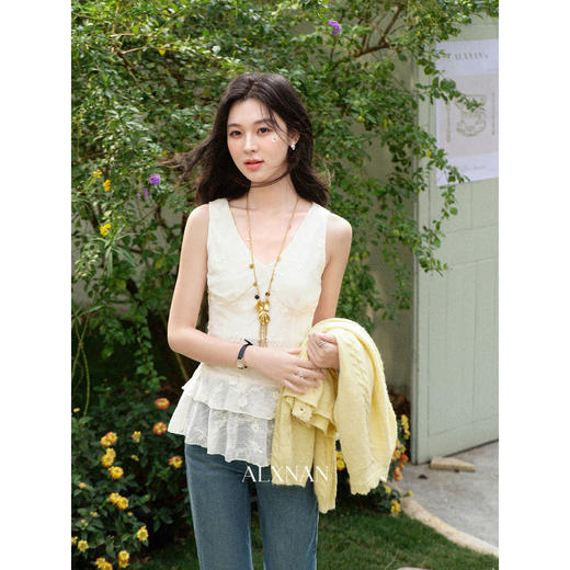 鹿向南「法式温柔」重工杏色V领背心春季新款收腰显瘦气质上衣女 商品图3