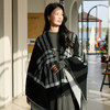 三彩2026新款复古黑白格纹针织披肩外搭皮扣氛围感廓形流苏斗篷女 商品缩略图4
